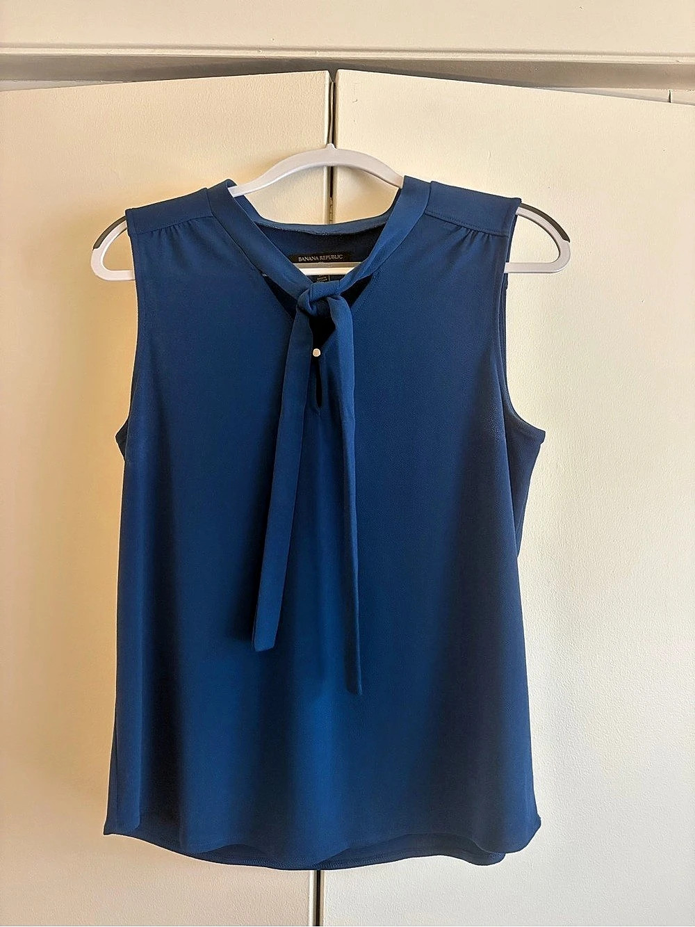 Banana Republic Tie Neck Sleeveless Blouse in Blue Size Medium Like New